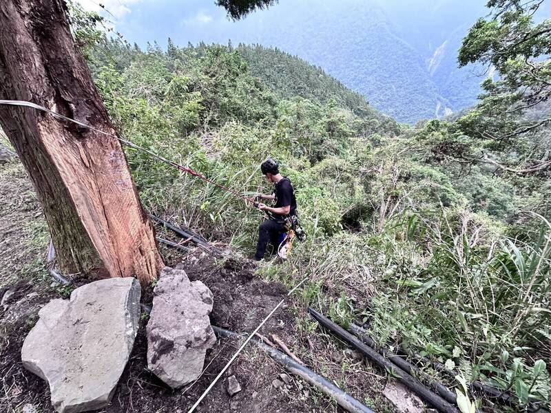 南投台21生谷意外，警消有落100公尺深山谷，1家4口一度受困。（／翻面）