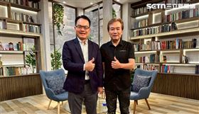 孫鵬上三立新聞節目《話時代人物》，首度正面回應當年的救子內幕，與主持人鄭弘儀合影。（圖／三立電視）