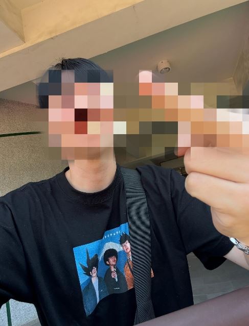 女記者弟弟比中指替姊姊抱不平。（圖／翻攝自吳益政兒子的Threads）