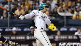 中職36年例行賽，台鋼雄鷹指定打擊魔鷹打成外野飛球出局。（圖／記者劉彥池攝影）