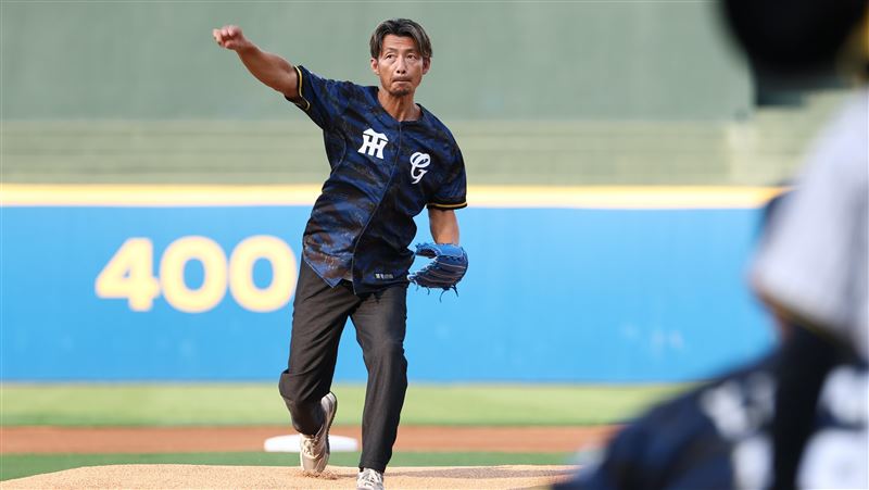 富邦悍將邀請阪神虎OB鳥谷敬開球。（圖／富邦悍將提供）