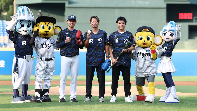 富邦悍將邀請阪神虎OB鳥谷敬開球。（圖／富邦悍將提供）