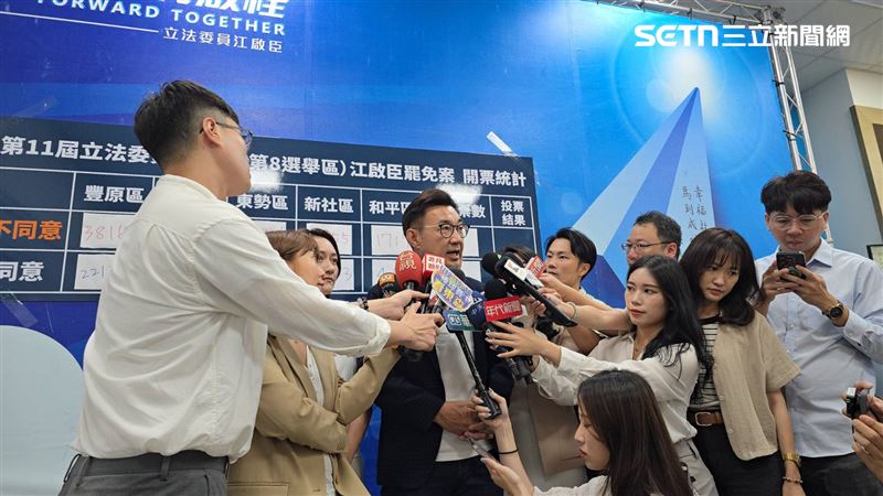 立法院副院長江啟臣自行宣布中八選區罷免案不通過。（圖／記者吳泊萱攝影）