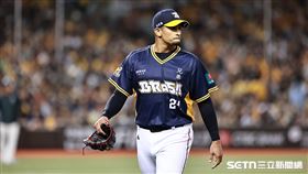 中職36年例行賽，中信兄弟先發投手柯威士投3.2局退場。（圖／記者劉彥池攝影）