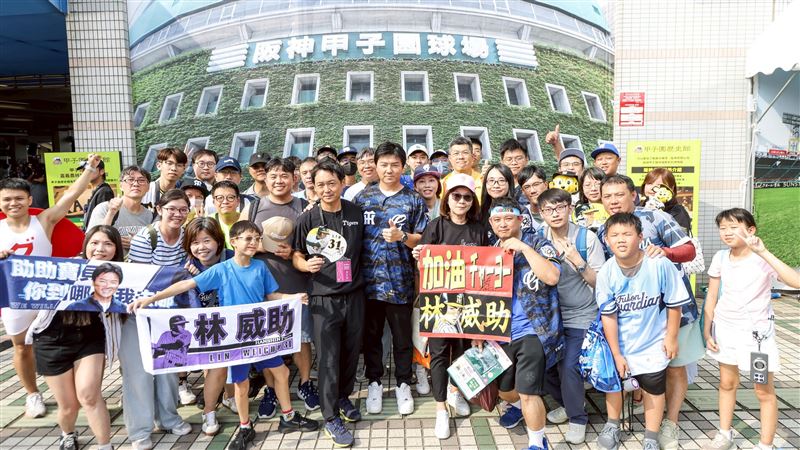 富邦悍將副領隊林威助，與阪神虎球迷見面。（圖／富邦悍將提供）