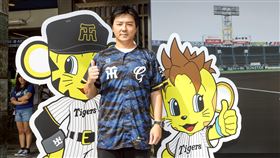 富邦悍將副領隊林威助，與阪神虎球迷見面。（圖／富邦悍將提供） 
