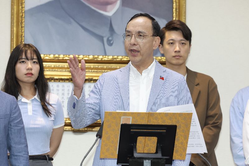 朱立倫23日晚間於7名立委罷免案開票後發表談話，呼籲台中市長盧秀燕接任國民黨主席。（圖／中央社）