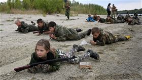俄羅斯軍訓課引爭議，83名兒童學投手榴彈與槍械操作，最小僅8歲。(圖/路透社/達志)