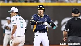 中職36年例行賽，中信兄弟左外野手許庭綸敲出二壘安打，岳政華跑回追平分。（圖／記者劉彥池攝影）