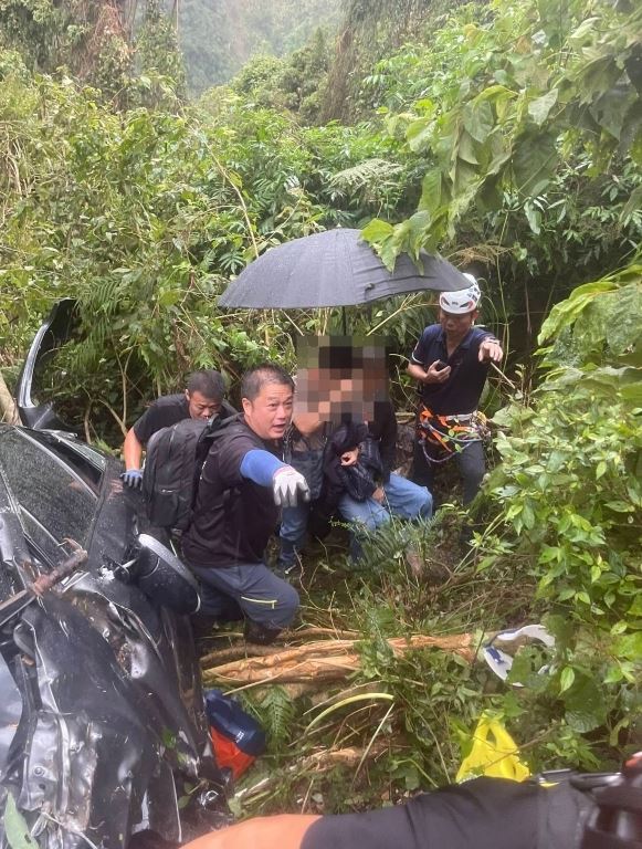 一家4口開車行經台21線時，不慎墜落百米深谷受困。（圖／翻攝畫面）