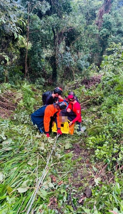 警消人員下切山谷救援，順利救出一家4口。（圖／翻攝畫面）