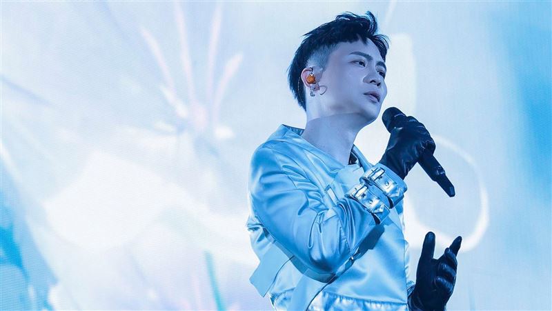 蕭秉治高雄巨蛋開唱脫了 告白最大幸福