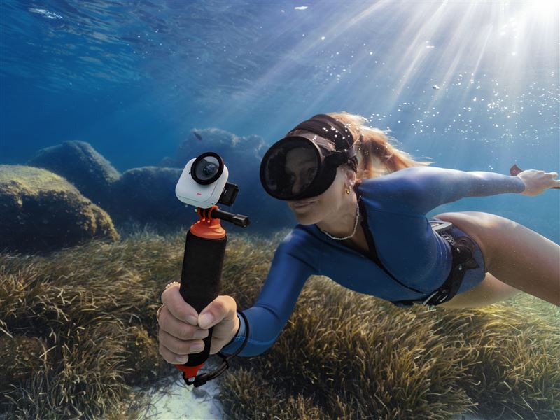 Insta360 GO Ultra具備僅53克輕量免手持設計，搭配多元配件與翻轉觸控螢幕Action Pod，靈活捕捉日常生活到創意視角精彩瞬間