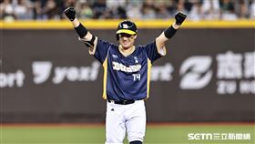 中職36年例行賽，中信兄弟一壘手許基宏敲出再見安打。（圖／記者劉彥池攝影）