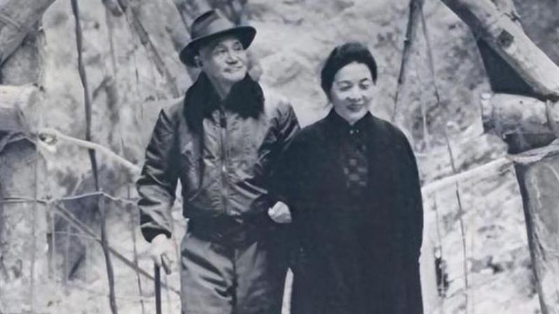 蔣介石隨宋美齡前往尋訪傳說中的高僧。（圖／翻攝自微博）