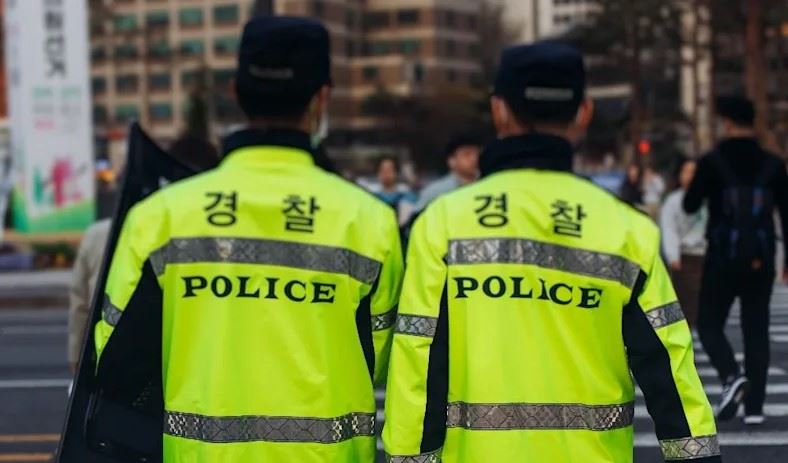 南韓警察工作量過多、面臨晉升和投訴等壓力，每年平均超過20名警員因此走上絕路。（示意圖／達志影像Shutterstock）
