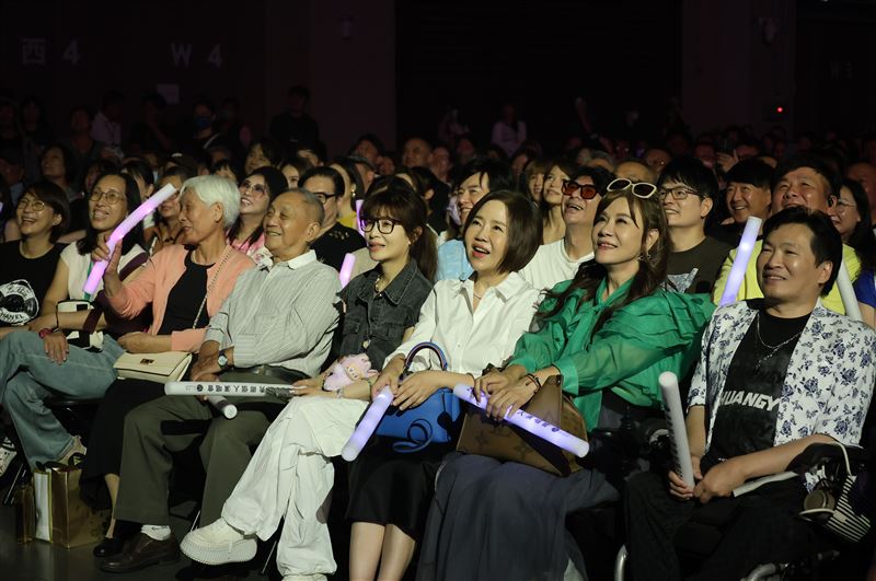 金曲歌后張秀卿台南開唱，台下超多大咖力挺，右起龍千玉、于美人、蔡秋鳳。（圖／名人演藝事業 提供）