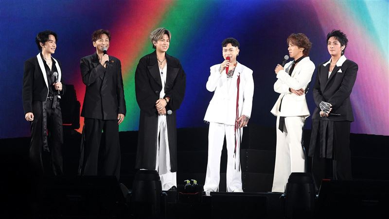 蕭秉治唱一半Energy現身 他慘被趕下台