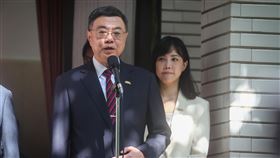 明年度總預算案　卓榮泰：受財劃法影響會舉債因應行政院長卓榮泰（左）12日在立法院議場外受訪時表示，目前正全力編列明年度中央政府總預算案，但受財劃法影響，會出現極大財政空缺，會用舉債方式因應。圖右為行政院發言人李慧芝。中央社記者王騰毅攝  114年8月12日