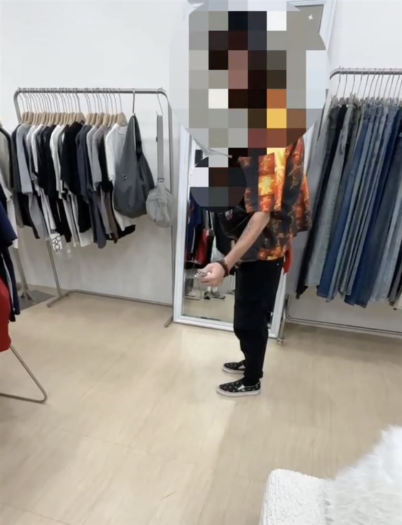 美籍男子拿著玩具小刀在服飾店裡大鬧。（圖／翻攝畫面）
