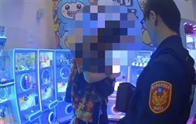 ▲美籍男子持玩具小刀闖士林夜市服飾店大鬧，警方隨後在附近找到男子，帶回派出所。（圖／翻攝畫面）