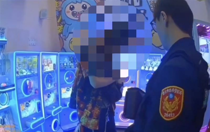 美籍男子持玩具小刀闖士林夜市服飾店大鬧，警方隨後在附近找到男子，帶回派出所。（圖／翻攝畫面）