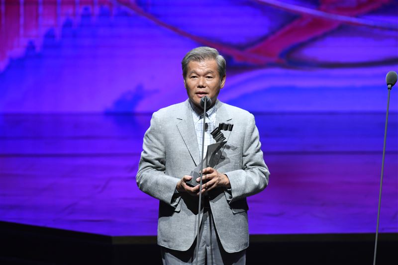 鄭榮興以《傳聲錄．泗水關》，榮獲第三十六屆傳藝金曲獎「最佳專輯製作人獎」。（圖／三立提供）