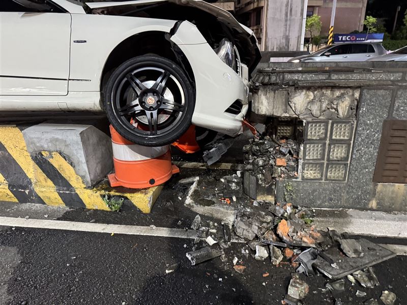一名女駕駛一個恍神，撞上新北市思源路上大漢橋橋墩。（圖／翻攝畫面）