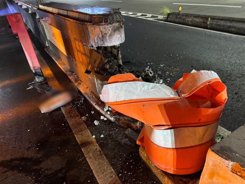 一名女駕駛一個恍神，撞上新北市思源路上大漢橋橋墩。（圖／翻攝畫面）