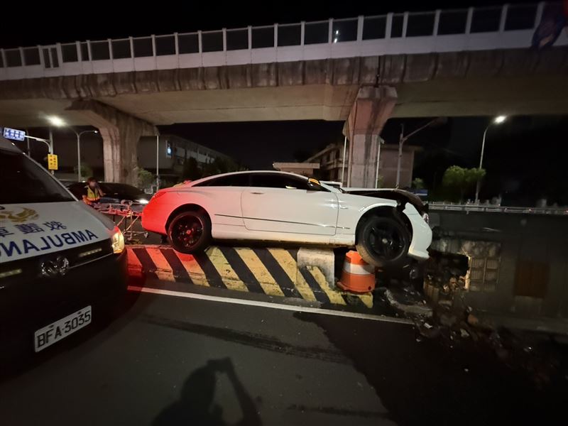 一名女駕駛一個恍神，撞上新北市思源路上大漢橋橋墩。（圖／翻攝畫面）