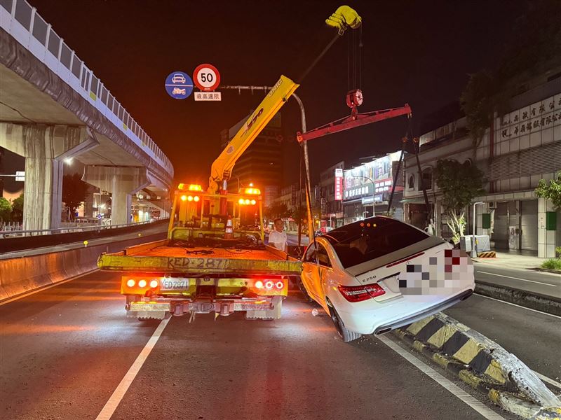 一名女駕駛一個恍神，撞上新北市思源路上大漢橋橋墩。（圖／翻攝畫面）