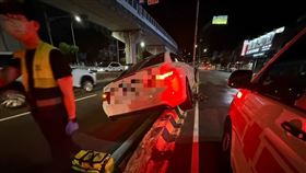 ▲一名女駕駛一個恍神，撞上新北市思源路上大漢橋橋墩。（圖／翻攝畫面）
