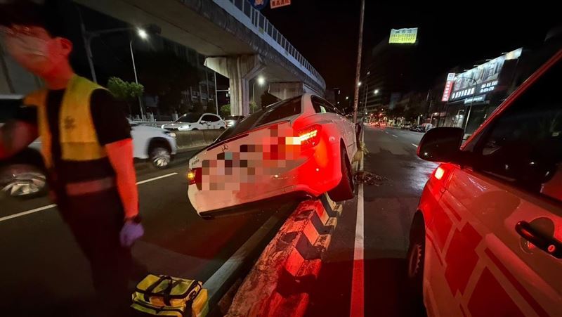 女恍神自撞新北大漢橋橋墩　幸無生命危險