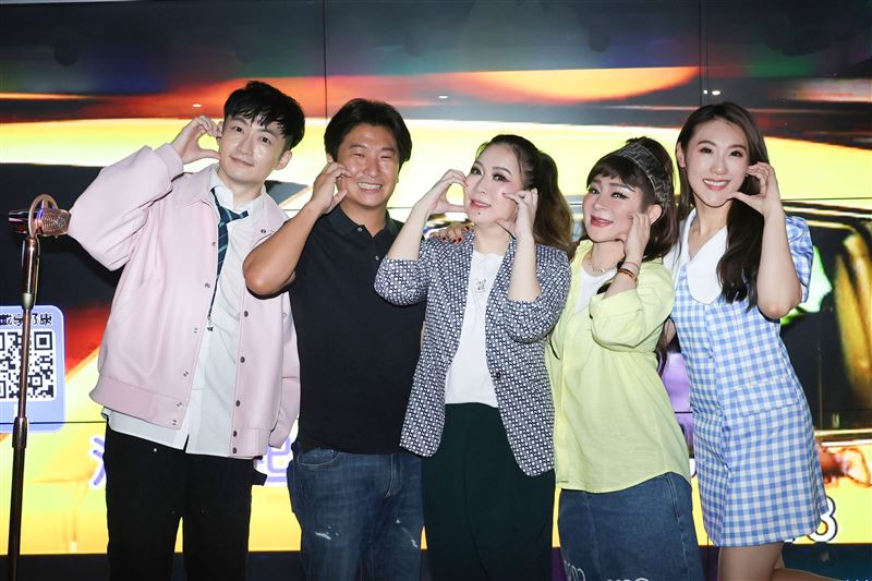 張秀卿演唱會完美落幕舉辦慶功宴，左起葉諾帆、王國贊（張秀卿老公）、張秀卿、王彩樺、謝金晶。（圖／名人演藝事業 提供）