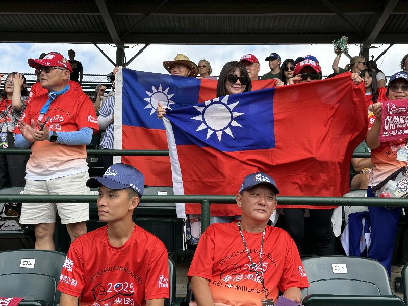 國旗飛舞威廉波特，來自全美各地台僑在威廉波特為台灣小將打氣助陣，展示國旗。（圖／中央社）