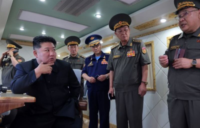 金正恩親自到場監督，北韓成功試射2枚「新型防空飛彈」。（圖／翻攝自北韓中央通信社網頁kcna.kp）