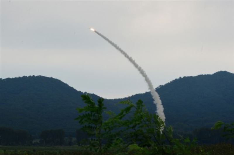 金正恩親自到場監督，北韓成功試射2枚「新型防空飛彈」。（圖／翻攝自北韓中央通信社網頁kcna.kp）