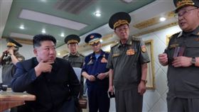 金正恩親自到場監督，北韓成功試射2枚「新型防空飛彈」。（圖／翻攝自北韓中央通信社網頁kcna.kp）