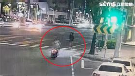 高雄,高雄市,前鎮區,事故,騎士,斑馬線,行人穿越道,馬路,車禍,行人,肇事圖片描述。（圖／翻攝畫面）