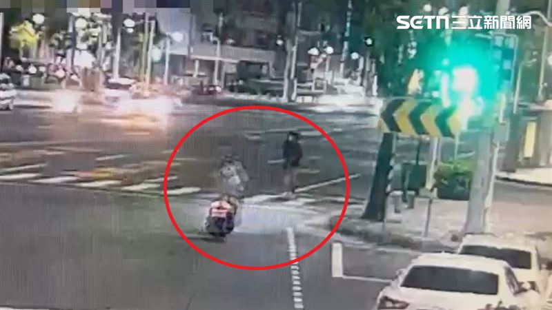 一對男女站斑馬線遭撞！3送醫1人意識模糊