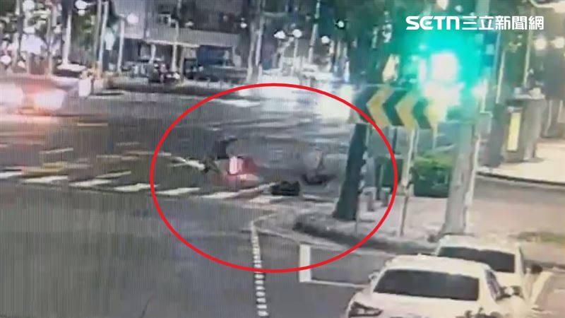 騎士肇事造成3人受傷送醫。（圖／翻攝畫面）