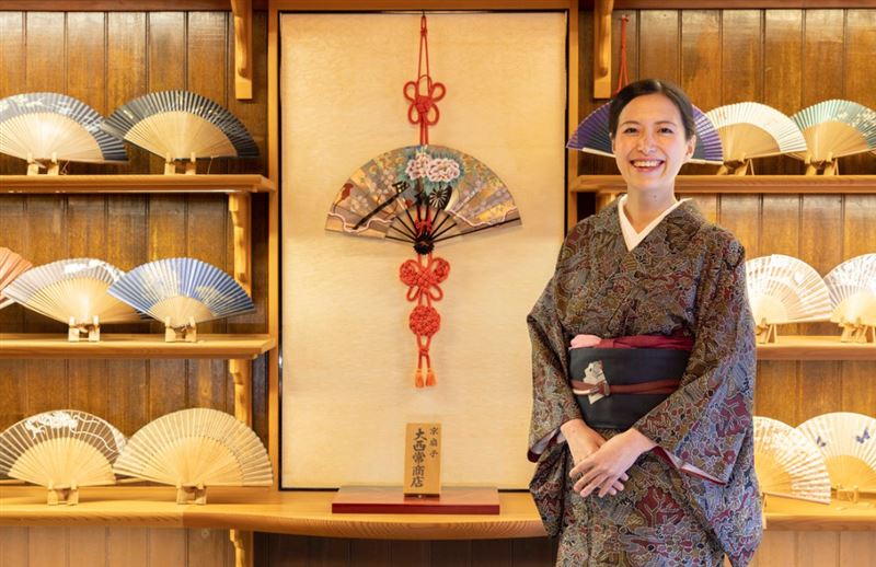 日本京扇子職人大西里枝過世，年僅35歲。（圖／翻攝自日本行銷最前線臉書社團）