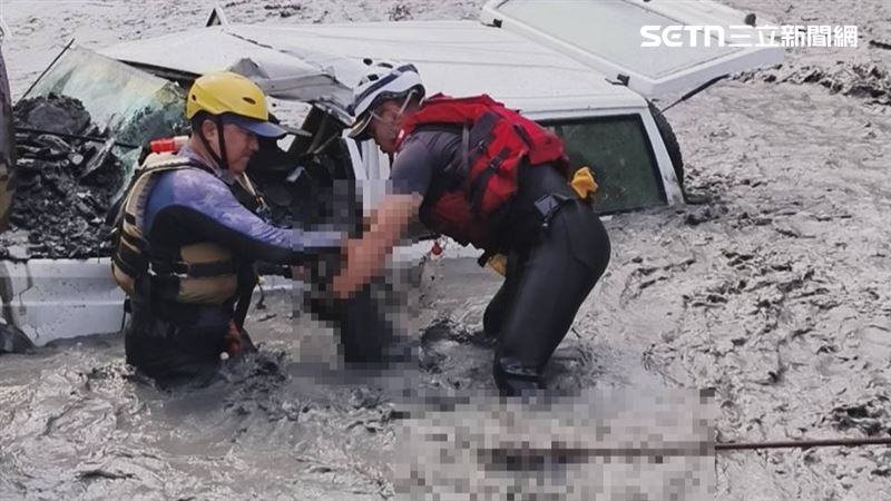 孫姓男駕駛，被發現時已明顯死亡。（圖／南投縣政府消防局提供）