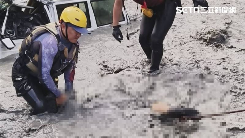 搜救人員先是碰觸到駕駛孫男右小腿，才發現全身已遭砂石埋沒。（圖／南投縣政府消防局提供）