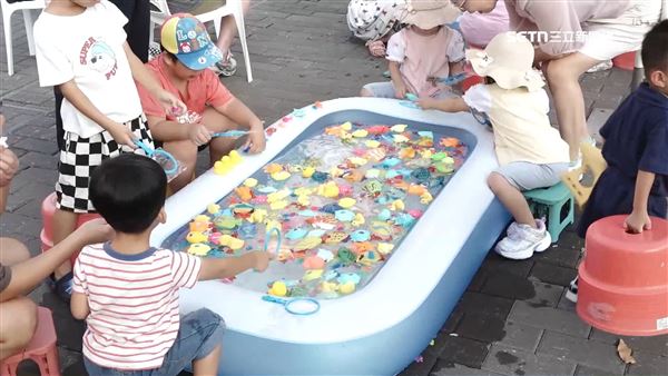 冷飲節打造涼夏樂園，現場設置了紙撕畫、撈金魚夏季消暑活動