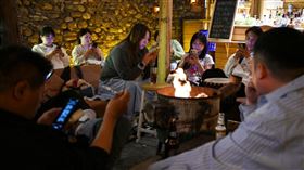 滑手機,低頭族(圖/GETTING IMAGES)