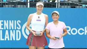 詹皓晴與中國搭檔蔣欣玗在克里夫蘭女網收下亞軍。（圖／詹皓晴提供） 