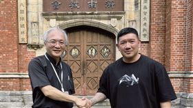 杜汶澤去濟南教會找黃春生牧師，了解「港人四姊妹」的情況，他說，美國生活費高昂，希望大家可以幫助他們，他自己則將先捐一百萬台幣。（圖／翻攝自杜汶澤臉書）
