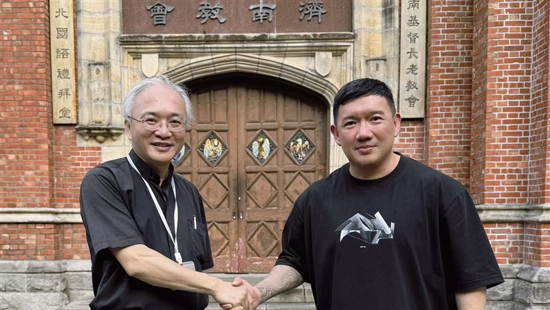 杜汶澤去濟南教會找黃春生牧師，了解「港人四姊妹」的情況，他說，美國生活費高昂，希望大家可以幫助他們，他自己則將先捐一百萬台幣。（圖／翻攝自杜汶澤臉書）