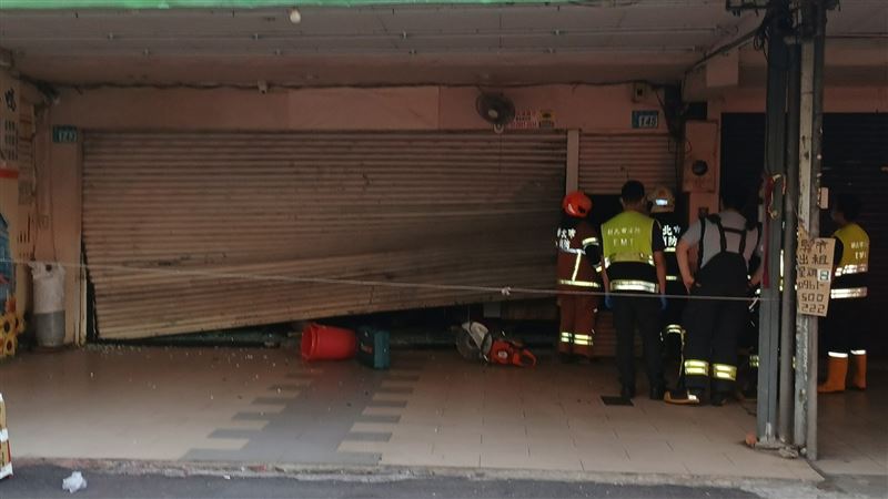 「斗六－鐘及美味當歸」樹林店大門被汽車衝撞。（圖／翻攝畫面）